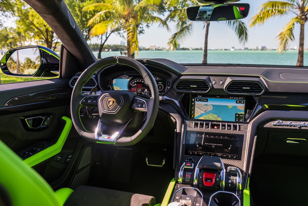 2022 Lamborghini Urus Pearl Capsule Verde Mantis 